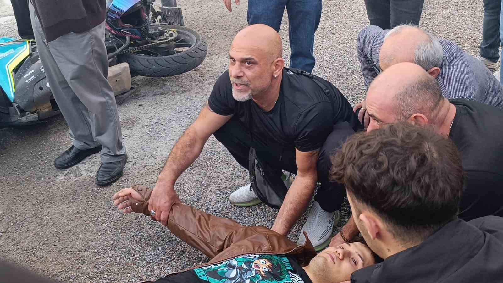 Kamyonetle çarpışıp motosikletiyle 25 metre sürüklendi, kask sayesinde hayata tutundu 11 kamyonetle carpisip motosikletiyle 25 metre suruklendi kask sayesinde hayata tutundu 7 wSCglDUV