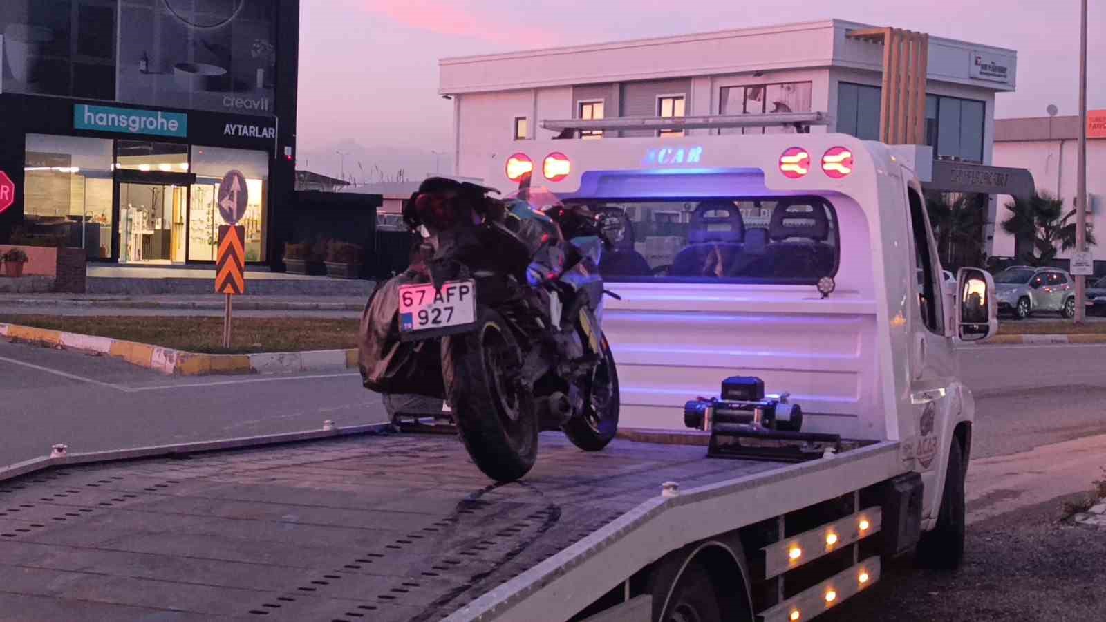 Kamyonetle çarpışıp motosikletiyle 25 metre sürüklendi, kask sayesinde hayata tutundu 12 kamyonetle carpisip motosikletiyle 25 metre suruklendi kask sayesinde hayata tutundu 8 IsBlLnHg