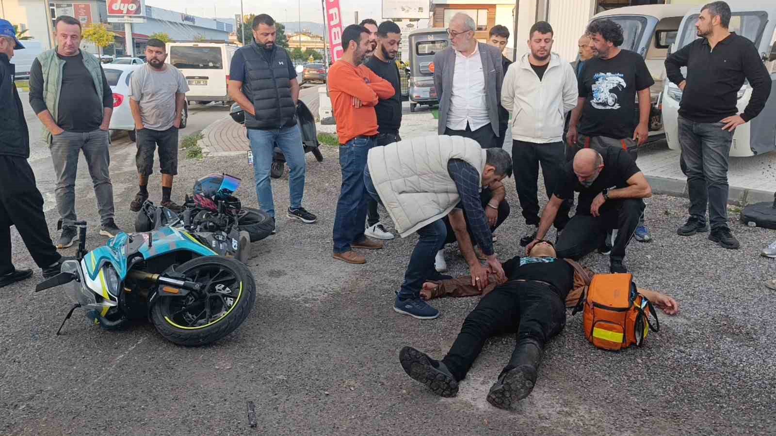 Kamyonetle çarpışıp motosikletiyle 25 metre sürüklendi, kask sayesinde hayata tutundu 13 kamyonetle carpisip motosikletiyle 25 metre suruklendi kask sayesinde hayata tutundu 9 wQyfPru7