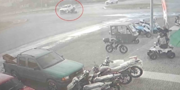 kamyonetle-carpisip-motosikletiyle-25-metre-suruklendi-kask-sayesinde-hayata-tutundu-CpMMaccR.jpg