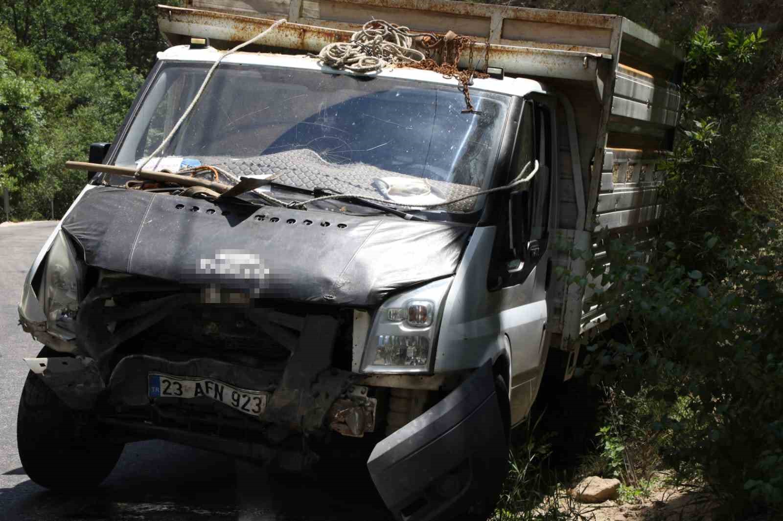 kamyonetle kafa kafaya carpisan fiat tofas hurdaya dondu 1 olu 5 yarali 1 XsgmFFzw