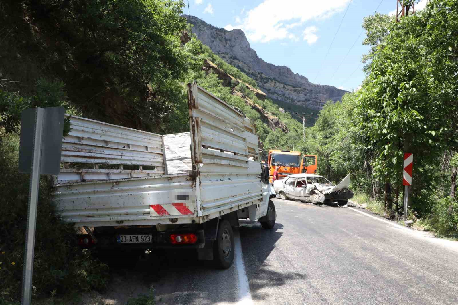 kamyonetle kafa kafaya carpisan fiat tofas hurdaya dondu 1 olu 5 yarali 2 Ti6RQnV7