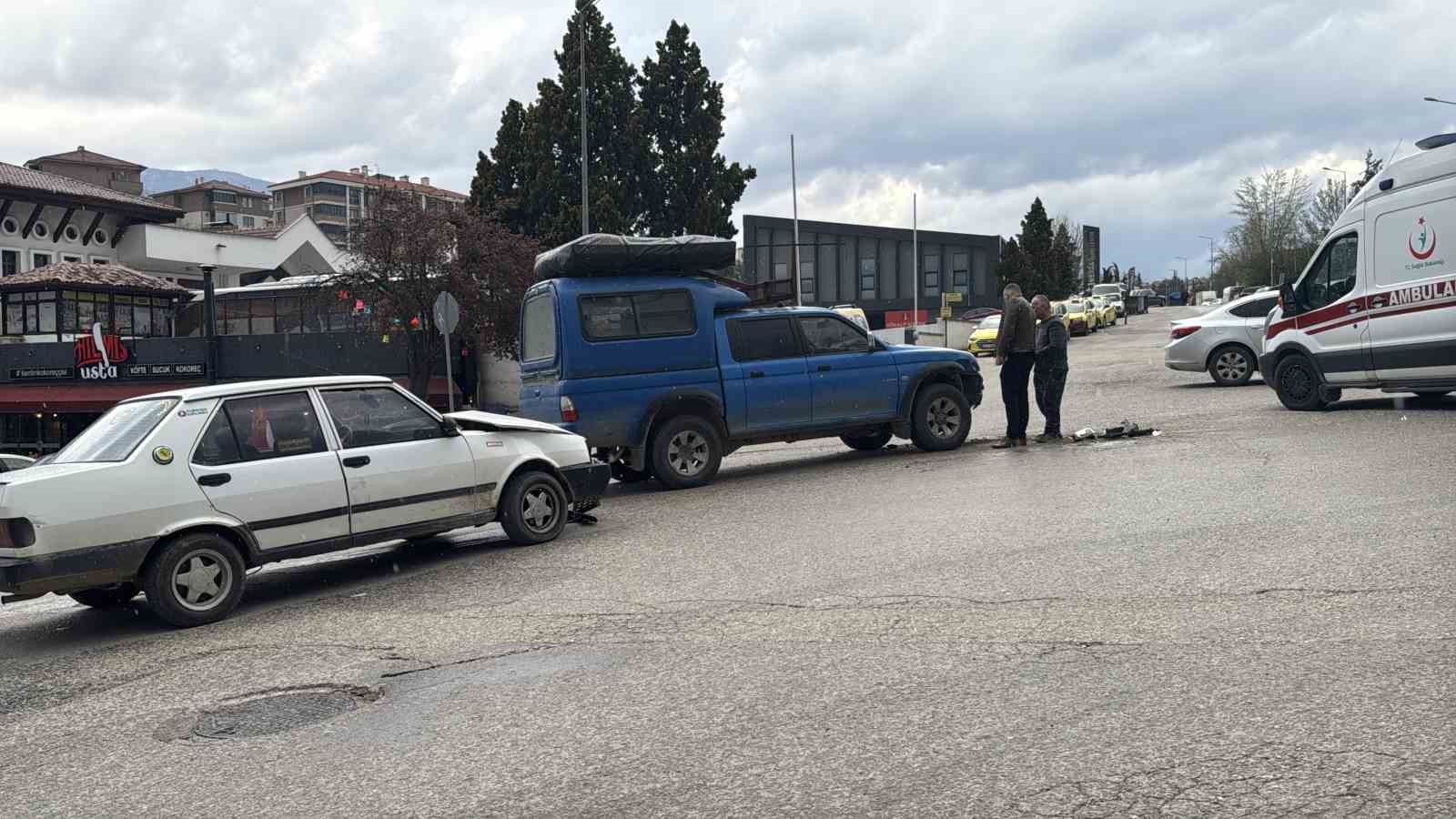 kamyonetle otomobil carpisti 1 yarali 1 a3UILGVf