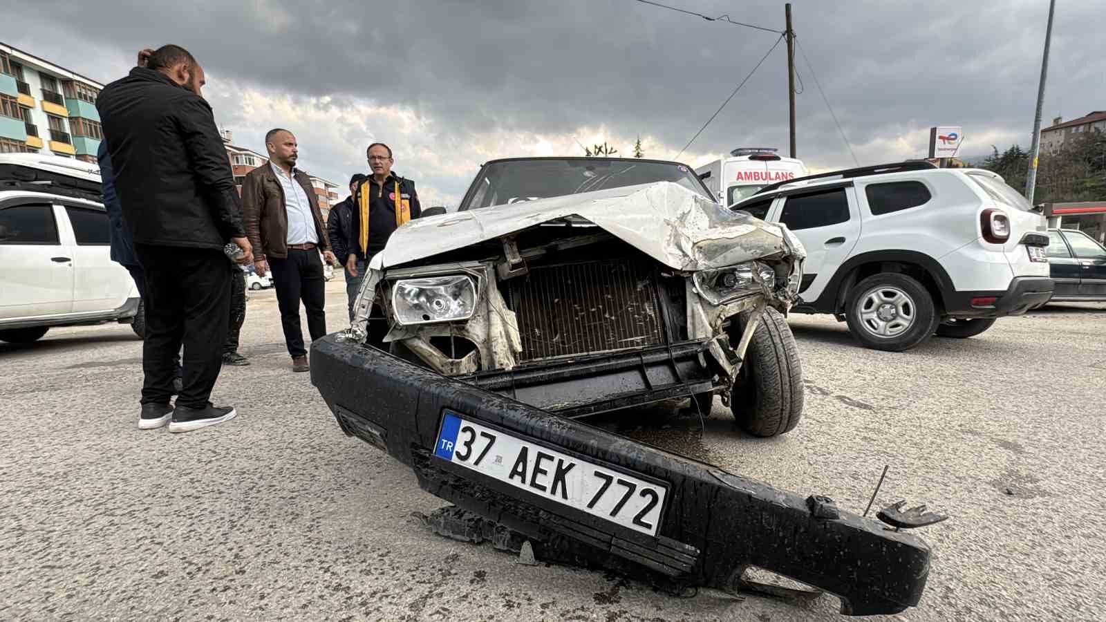 kamyonetle otomobil carpisti 1 yarali 2 Npus5qdt