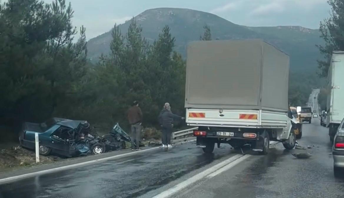 Kamyonetle otomobil çarpıştı: 2 ölü, 2 yaralı 4 kamyonetle otomobil carpisti 2 olu 2 yarali 0