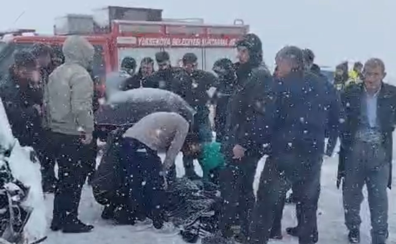 kamyonetler kafa kafaya carpisti 1 kisi hayatini kaybetti 0 C4LAbiFX