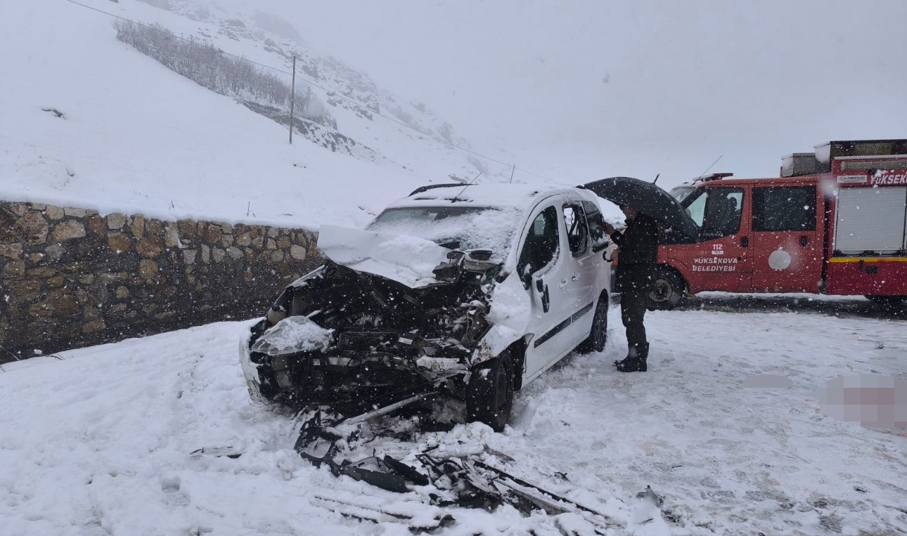kamyonetler kafa kafaya carpisti 1 kisi hayatini kaybetti 2 3itjGUfK