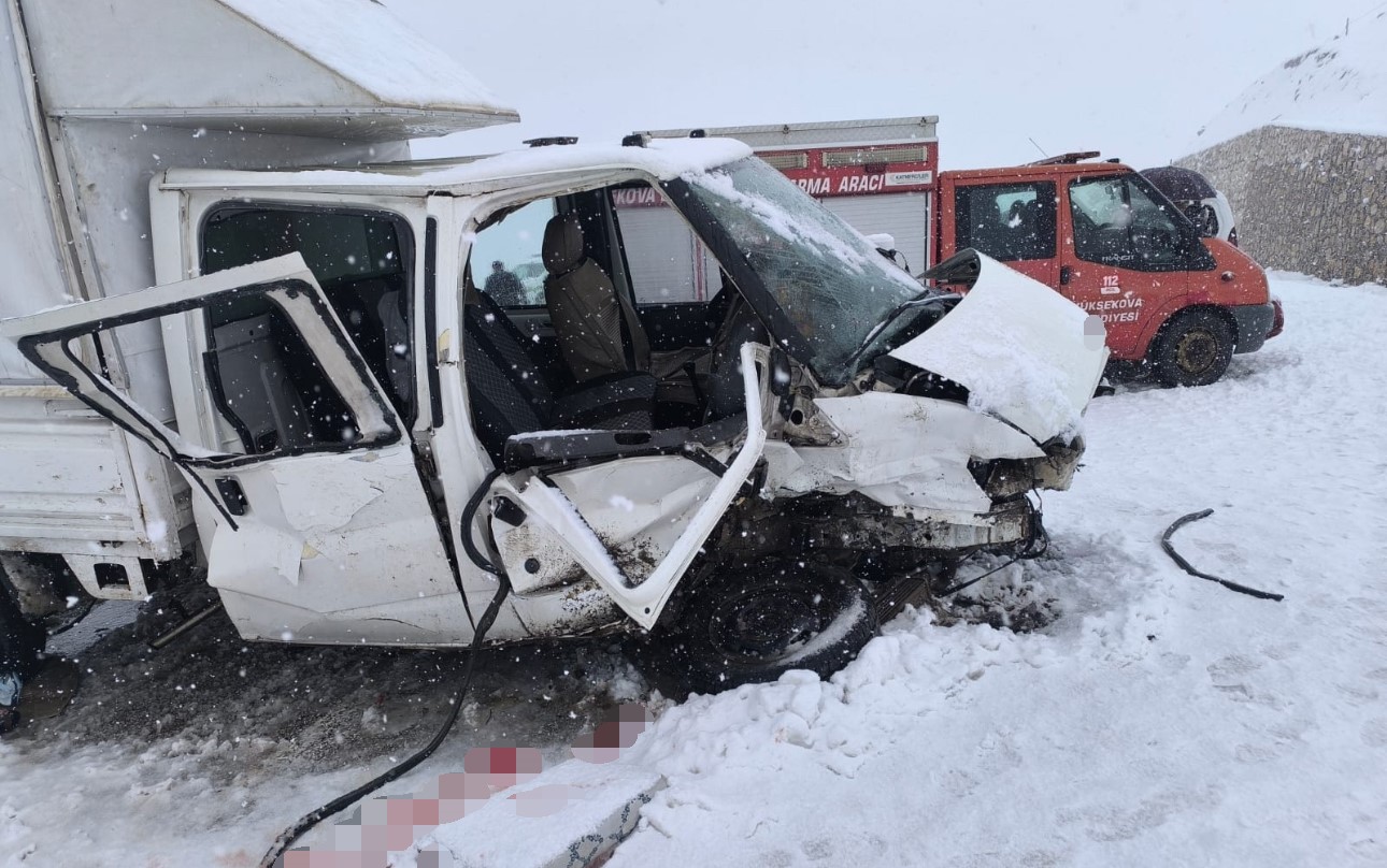 kamyonetler kafa kafaya carpisti 1 kisi hayatini kaybetti 5 564UFfPA