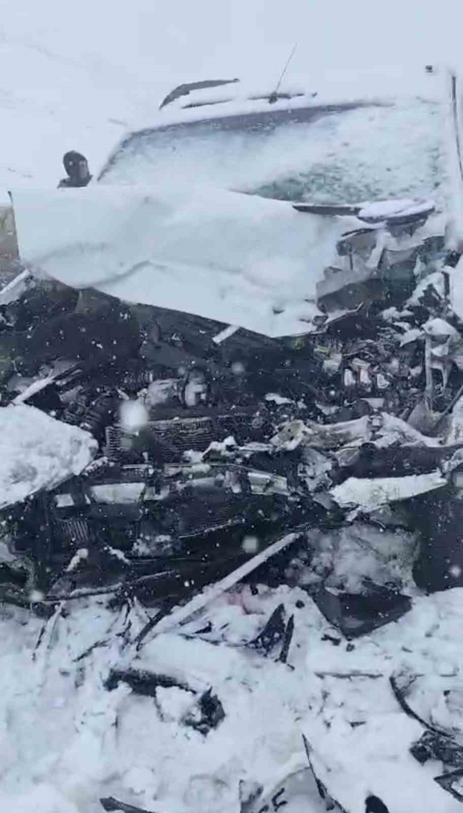 kamyonetler kafa kafaya carpisti 1 kisi hayatini kaybetti 7 wEReMpqD