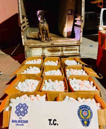 kamyonette-ev-esyasi-tasinmasi-narkotige-takildi-144-bin-900-adet-sentetik-hap-ele-gecirildi-5EHqC1Z4.jpg