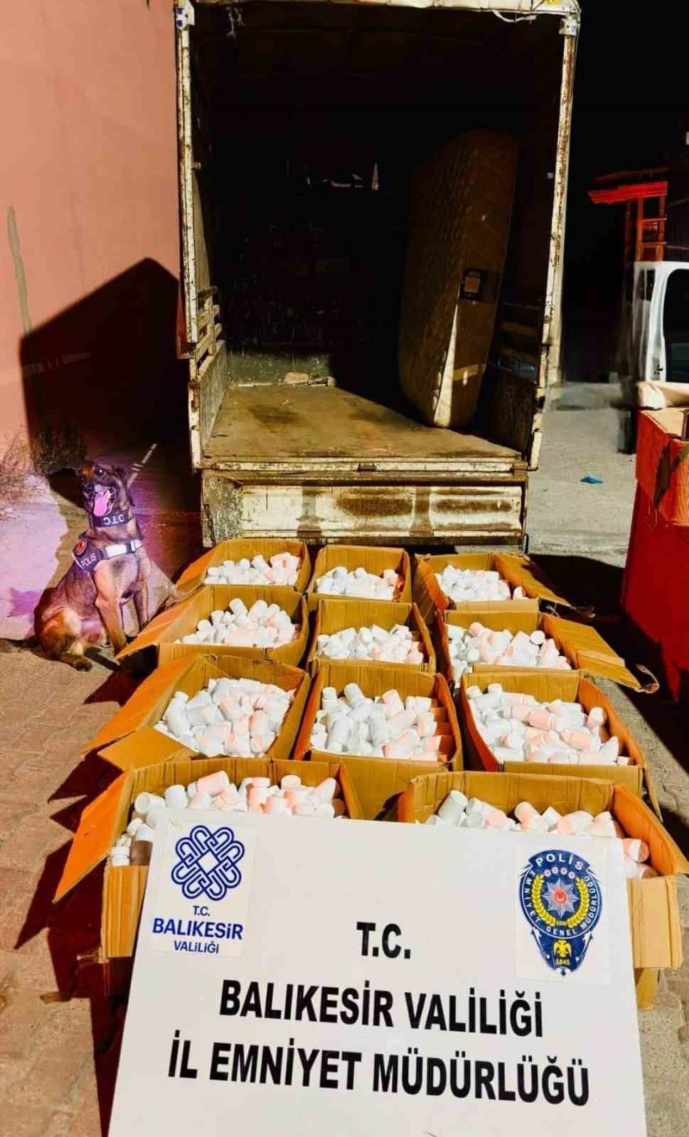 kamyonette ev esyasi tasinmasi narkotige takildi 144 bin 900 adet sentetik hap ele gecirildi 7y5VN1zG