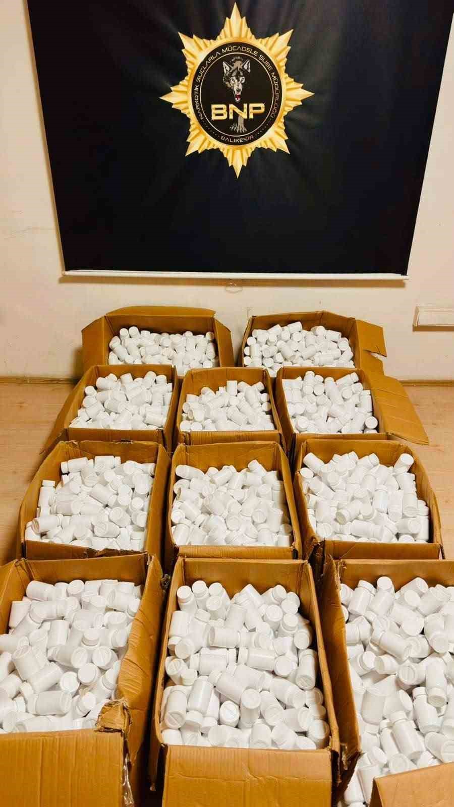 kamyonette ev esyasi tasinmasi narkotige takildi 144 bin 900 adet sentetik hap ele gecirildi VXX3fd3y