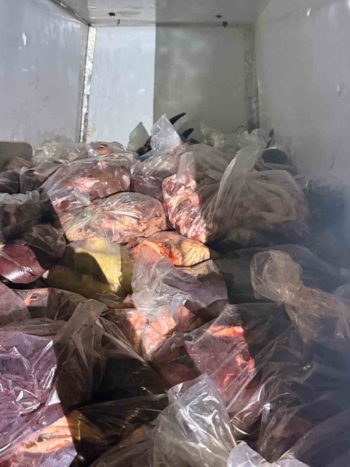 kamyonette hijyen kurallarina aykiri tasinan 3 ton sakatat ele gecirildi 207 bin lira ceza 2VsWtqUm