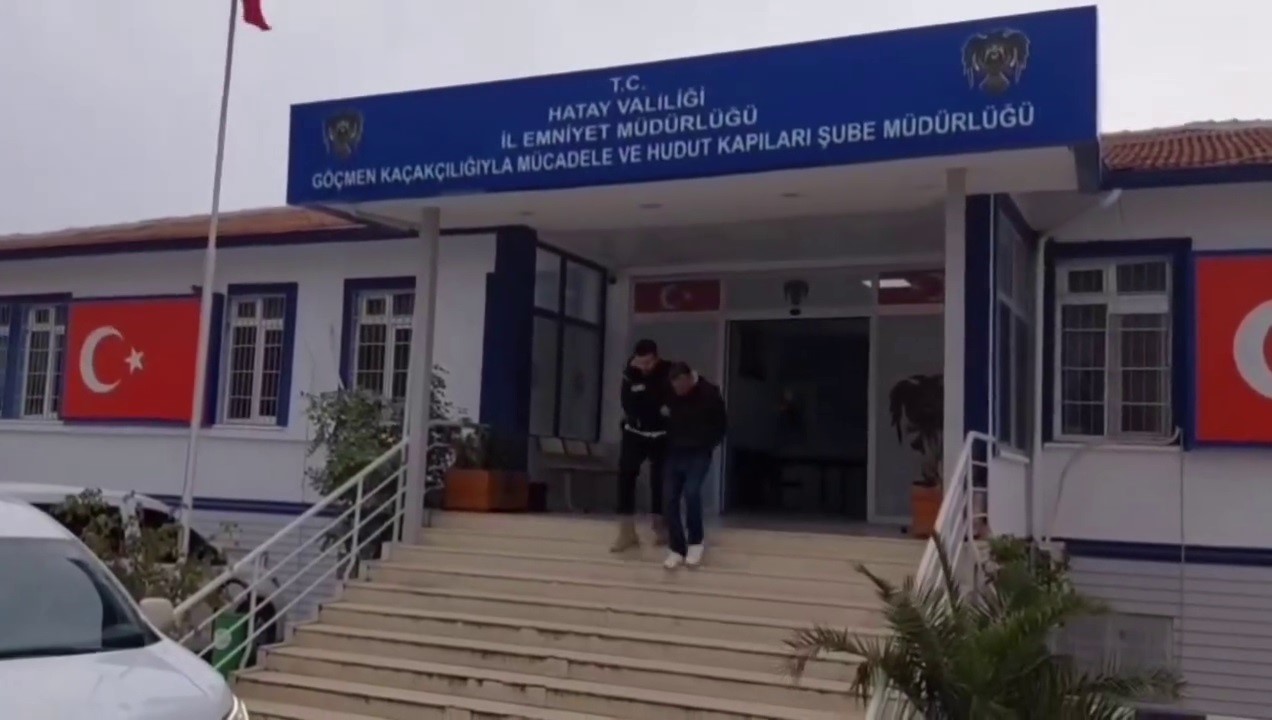 kamyonette tavana tutunarak saklanmaya calisan 4 gocmen yakalandi 3