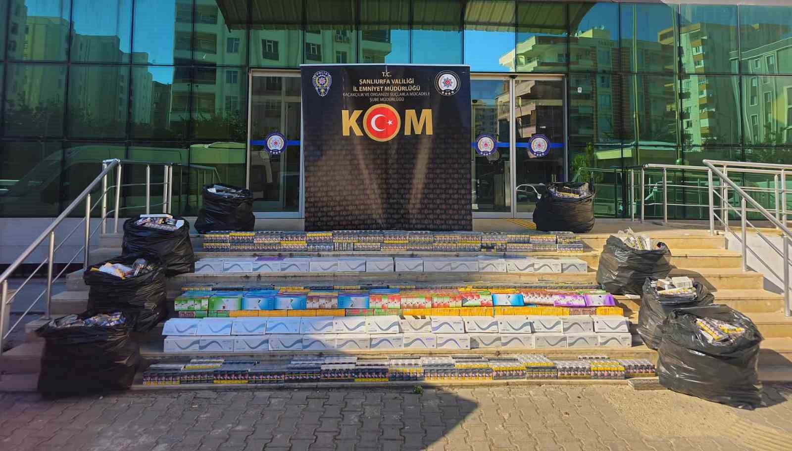 Kamyonetteki araç lastiklerinden 20 bin paket kaçak sigara çıktı 4 kamyonetteki arac lastiklerinden 20 bin paket kacak sigara cikti 0 534RP6Uc