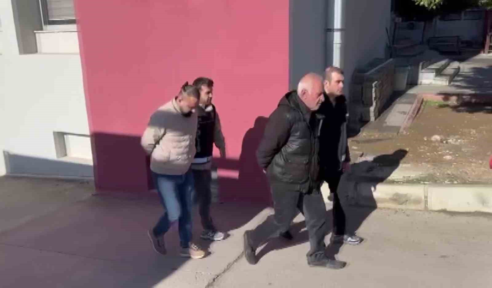 kamyonetten 4 milyon 500 bin kacak makaron cikti 3 iKbpWeHD