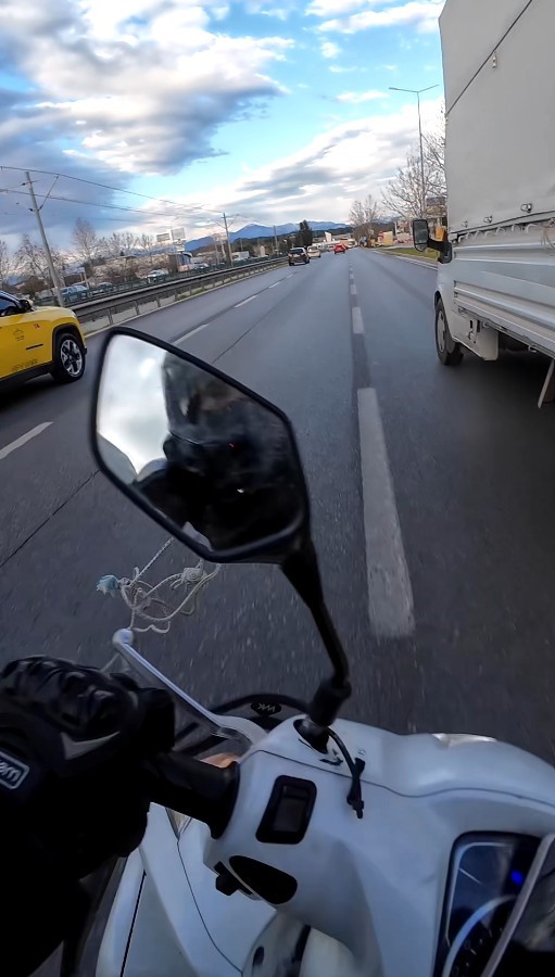 kamyonetten sarkan ipe dolanan motosikletli olumle burun buruna geldi 1 7MXOjrWL