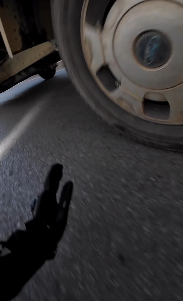 kamyonetten sarkan ipe dolanan motosikletli olumle burun buruna geldi 2 pLfcpk6W