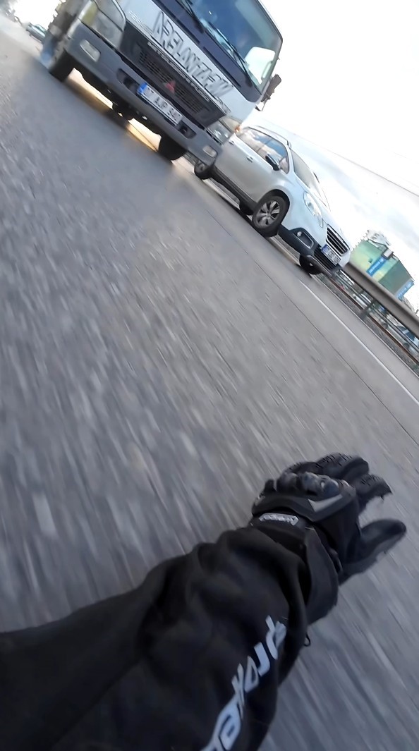 kamyonetten sarkan ipe dolanan motosikletli olumle burun buruna geldi 3 hYWGAwyn