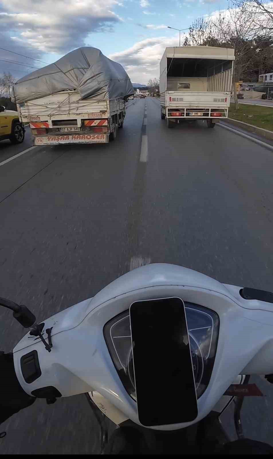 kamyonetten sarkan ipe dolanan motosikletli olumle burun buruna geldi 4 AQOcnsYF