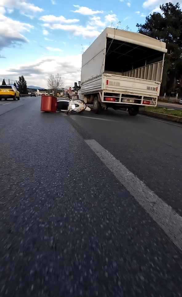 kamyonetten sarkan ipe dolanan motosikletli olumle burun buruna geldi 5 aX2kjLzh