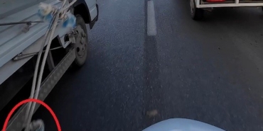 kamyonetten-sarkan-ipe-dolanan-motosikletli-olumle-burun-buruna-geldi-j7Dy64d6.jpg