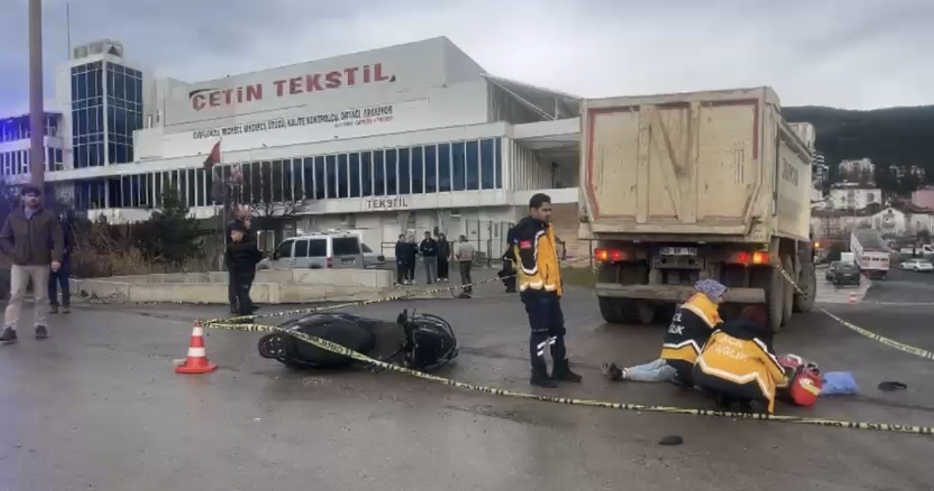 kamyonla carpisan motosiklet surucusu hayatini kaybetti 0 XGHagbjB