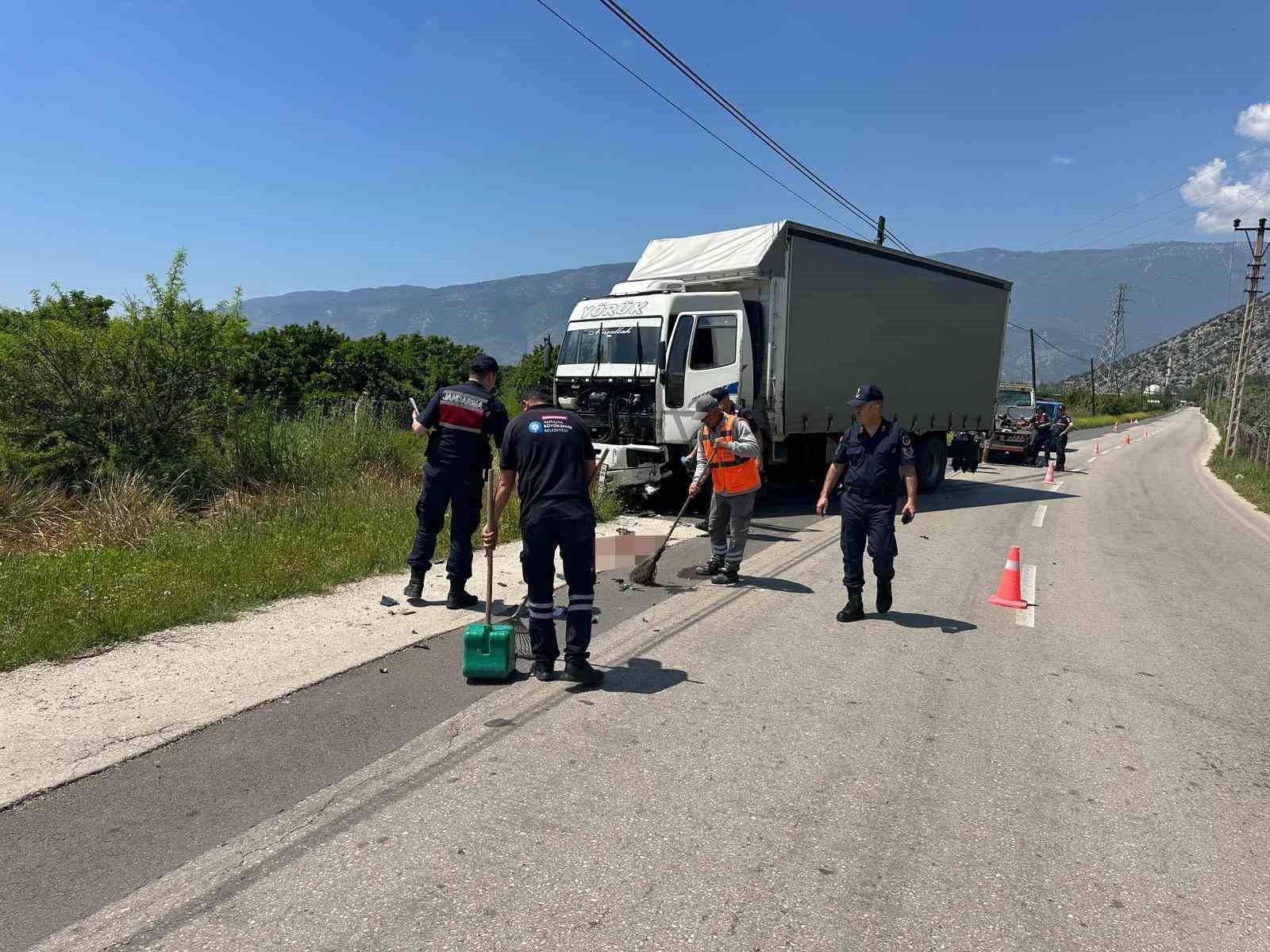 kamyonla carpisan motosikletli hayatini kaybetti 0 ie9G4keV