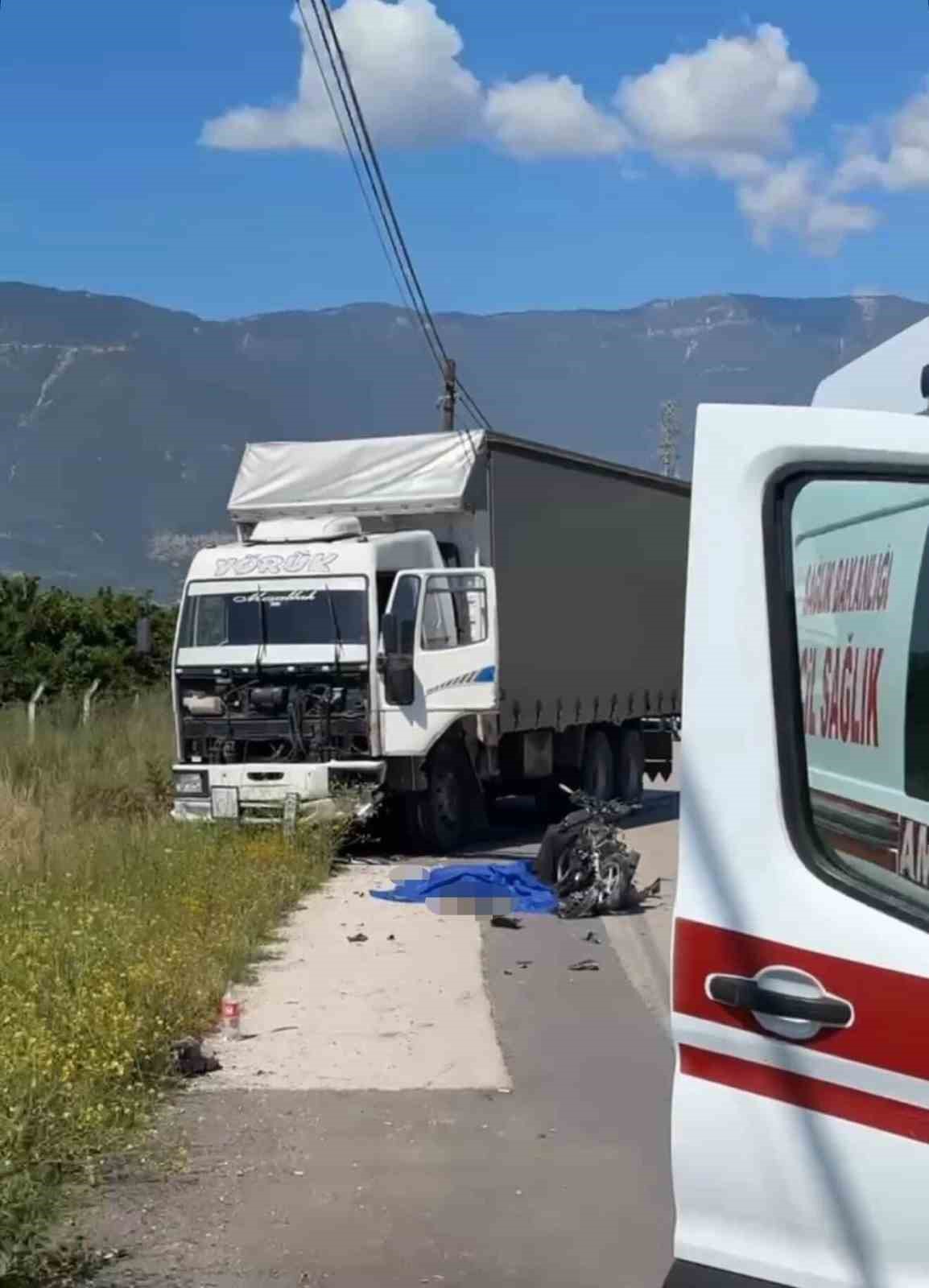 kamyonla carpisan motosikletli hayatini kaybetti 1 fJTNmOGN