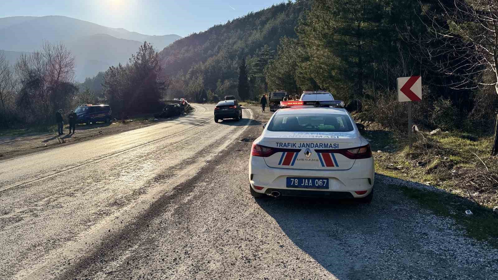 kamyonla carpisan otomobil demir yiginina dondu 1 olu 5 yarali 2