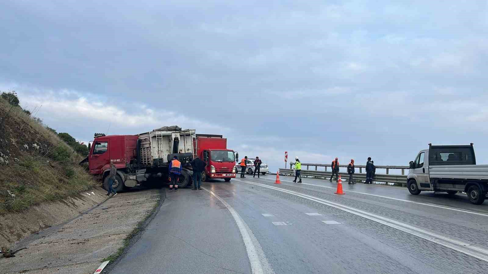 kamyonlar kafa kafaya carpisti 0 3nrjwPLO