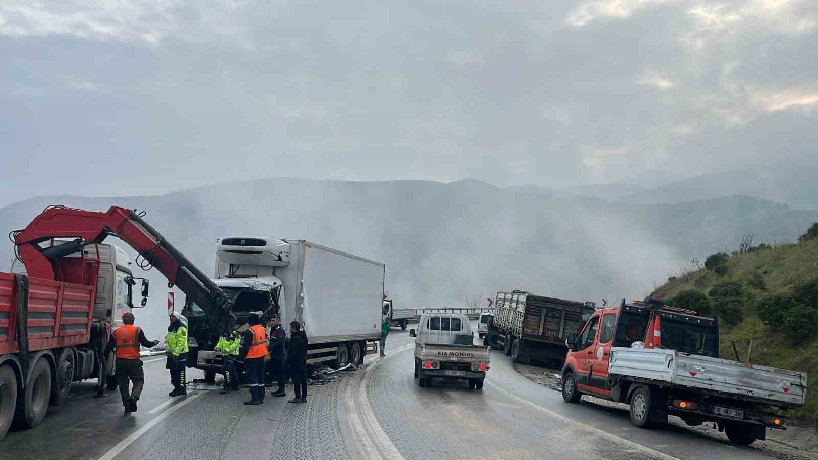 kamyonlar kafa kafaya carpisti 1 mMWwgzs8