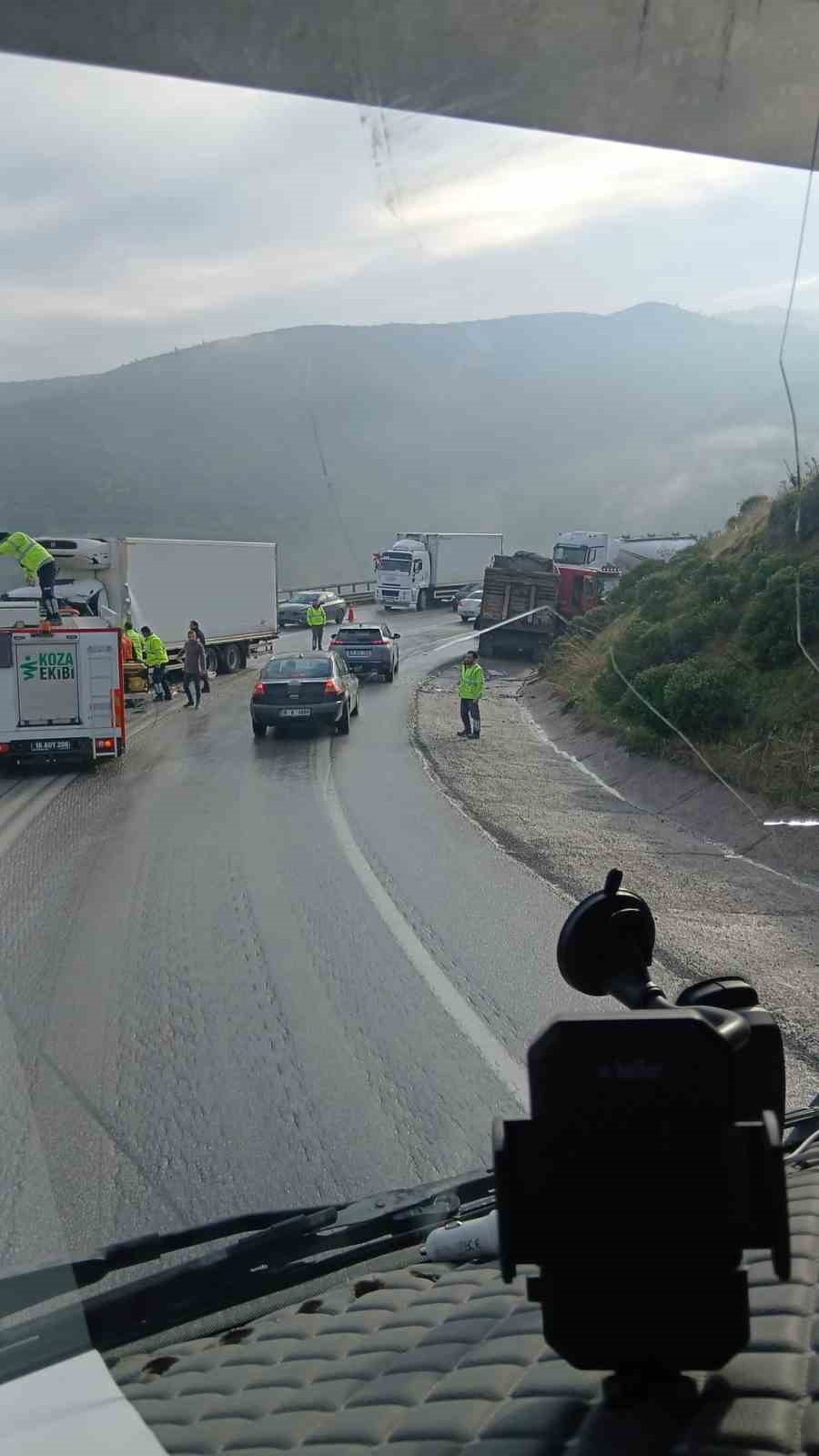 kamyonlar kafa kafaya carpisti 2 BA2dNC9B