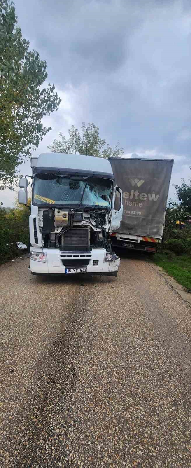 kamyonlar kafa kafaya carpisti 3 mApZv82l