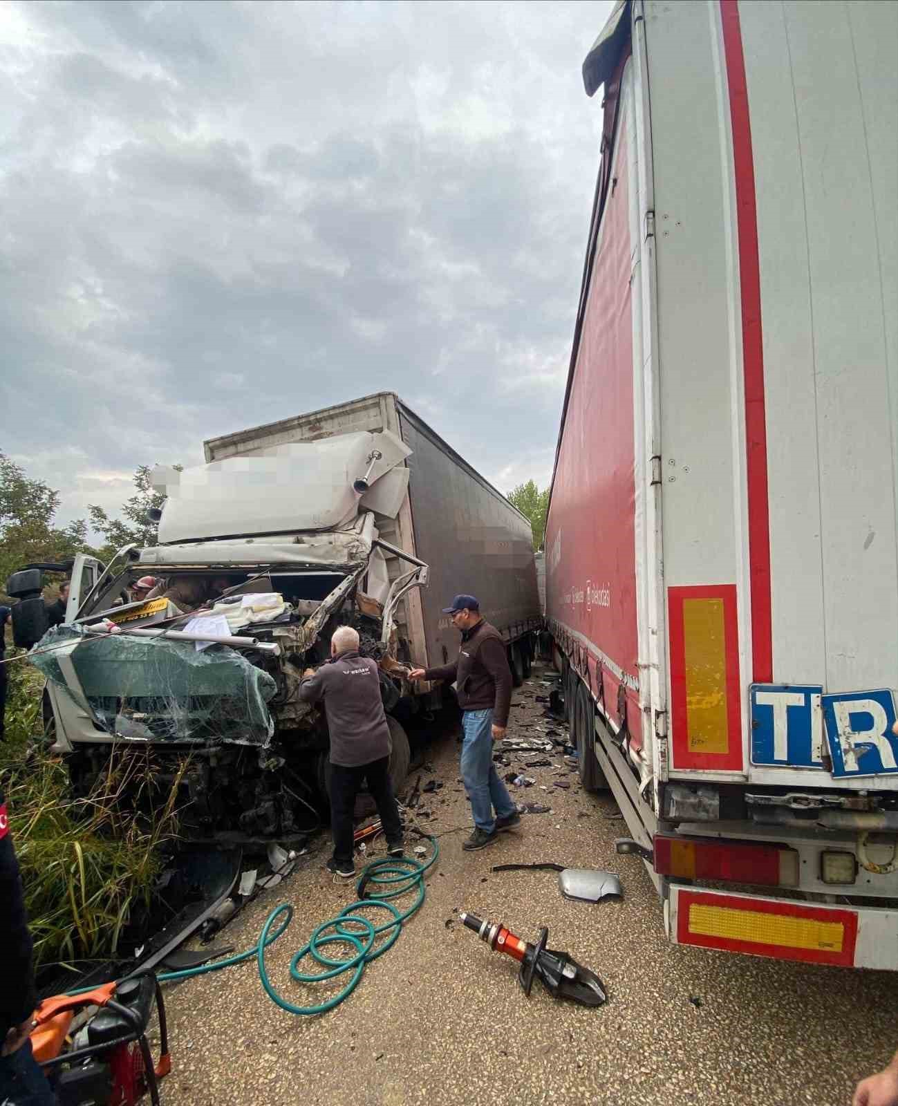 kamyonlar kafa kafaya carpisti 4 3HyqYpc4