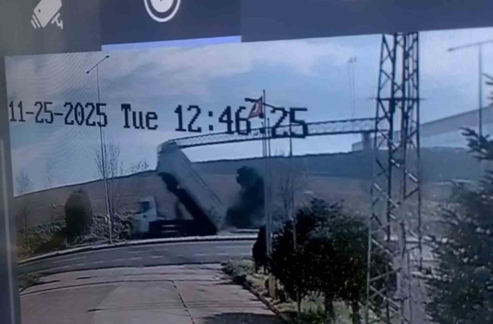 kamyonun acilan damperi direkleri yikti o anlar kameraya yansidi 0 r2CJglL2