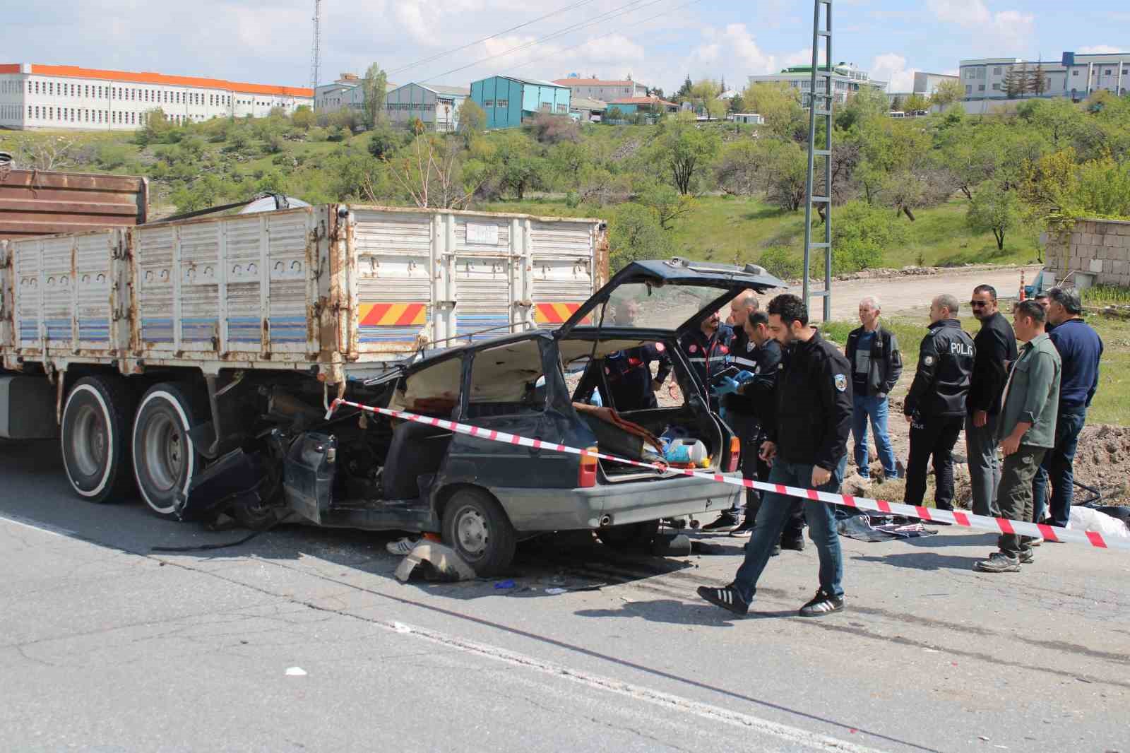 kamyonun altina giren otomobildeki anne oldu oglu agir yaralandi 0 tdyRvPWd