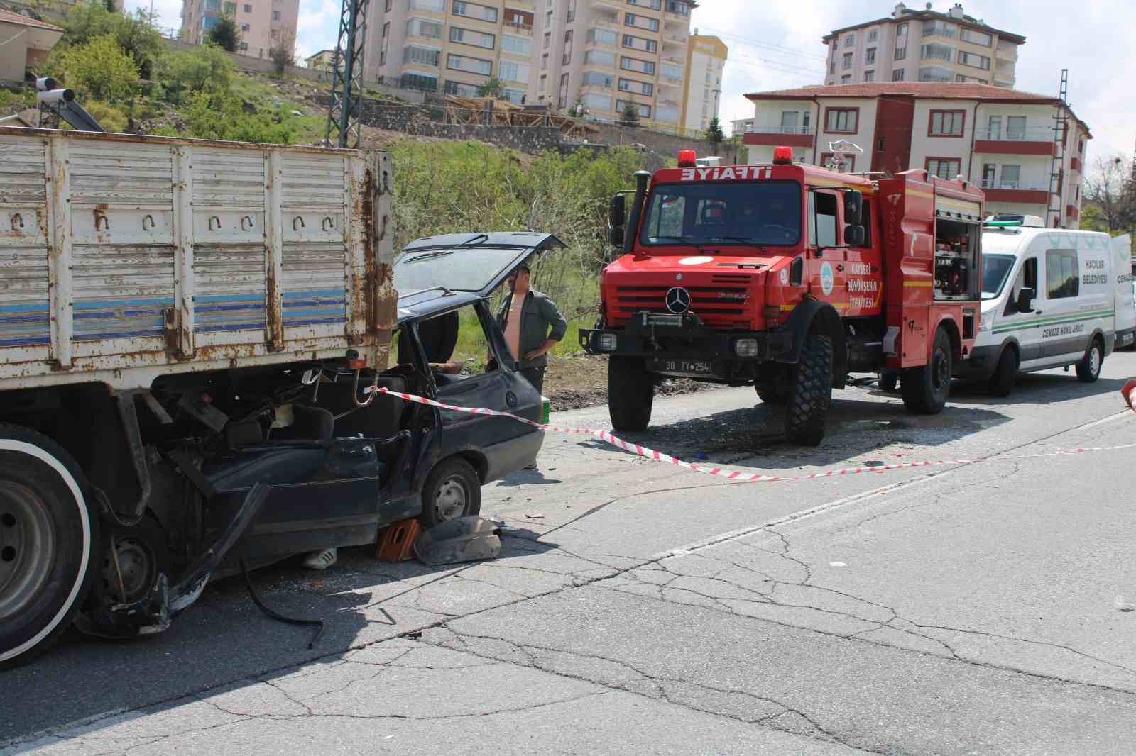 kamyonun altina giren otomobildeki anne oldu oglu agir yaralandi 1 CkWYORQt