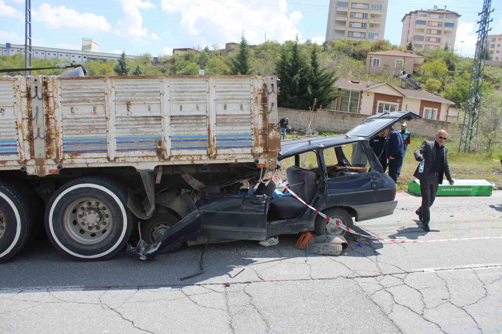 kamyonun altina giren otomobildeki anne oldu oglu agir yaralandi 2 IaXkBL6O