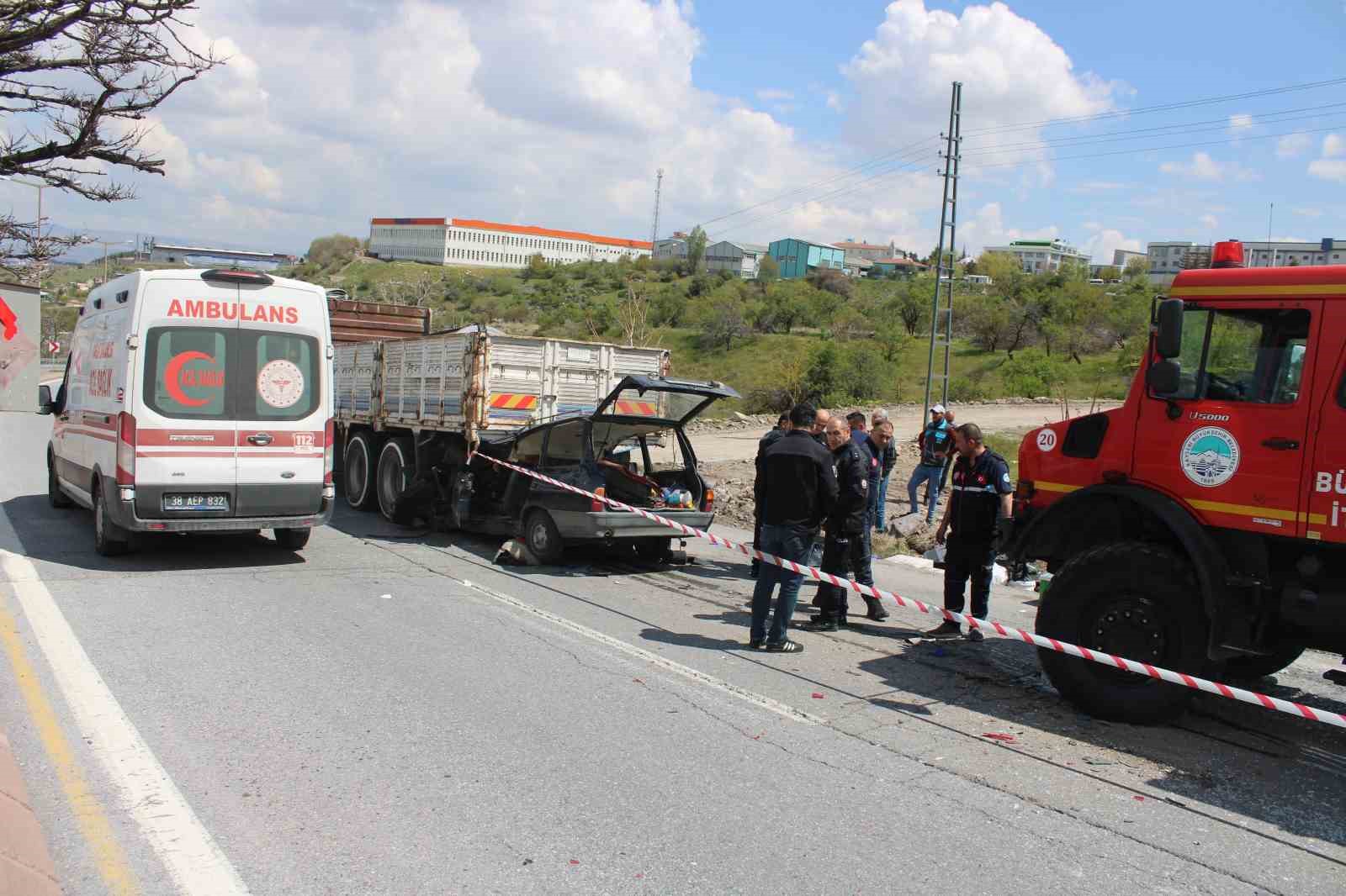 kamyonun altina giren otomobildeki anne oldu oglu agir yaralandi 3 r3cKLTz2