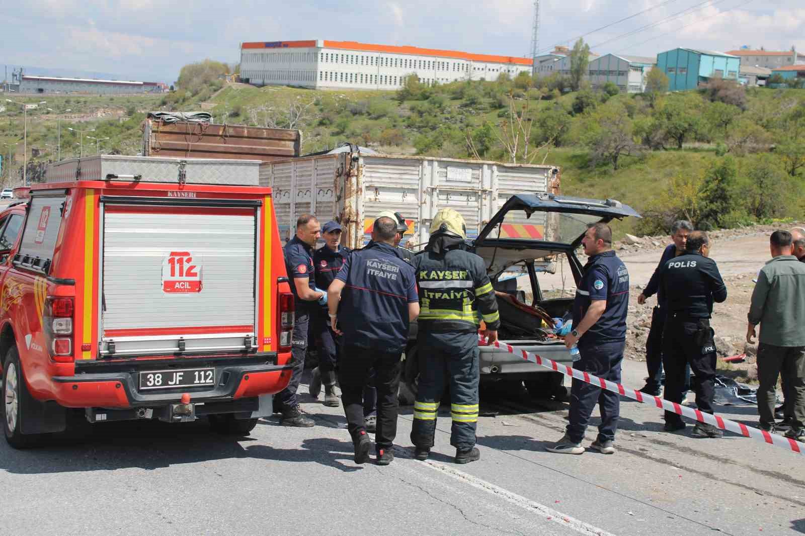 kamyonun altina giren otomobildeki anne oldu oglu agir yaralandi 4 NNlwd7hl