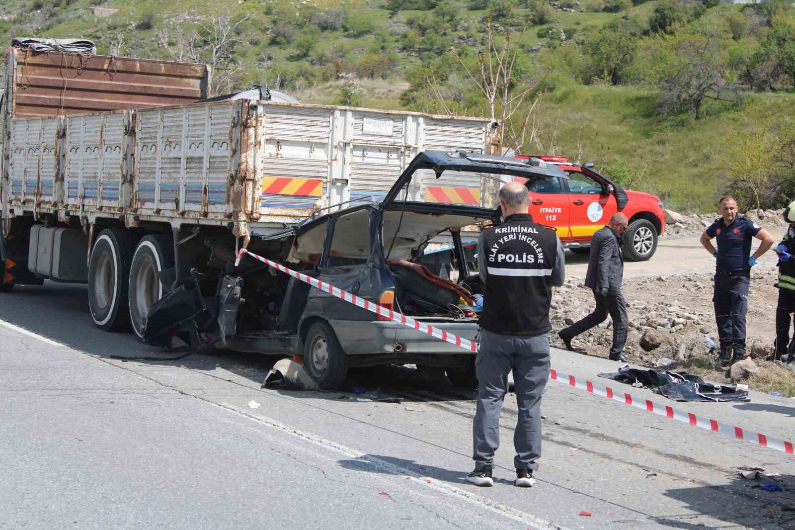 kamyonun altina giren otomobildeki anne oldu oglu agir yaralandi 5 NhSWsYyp