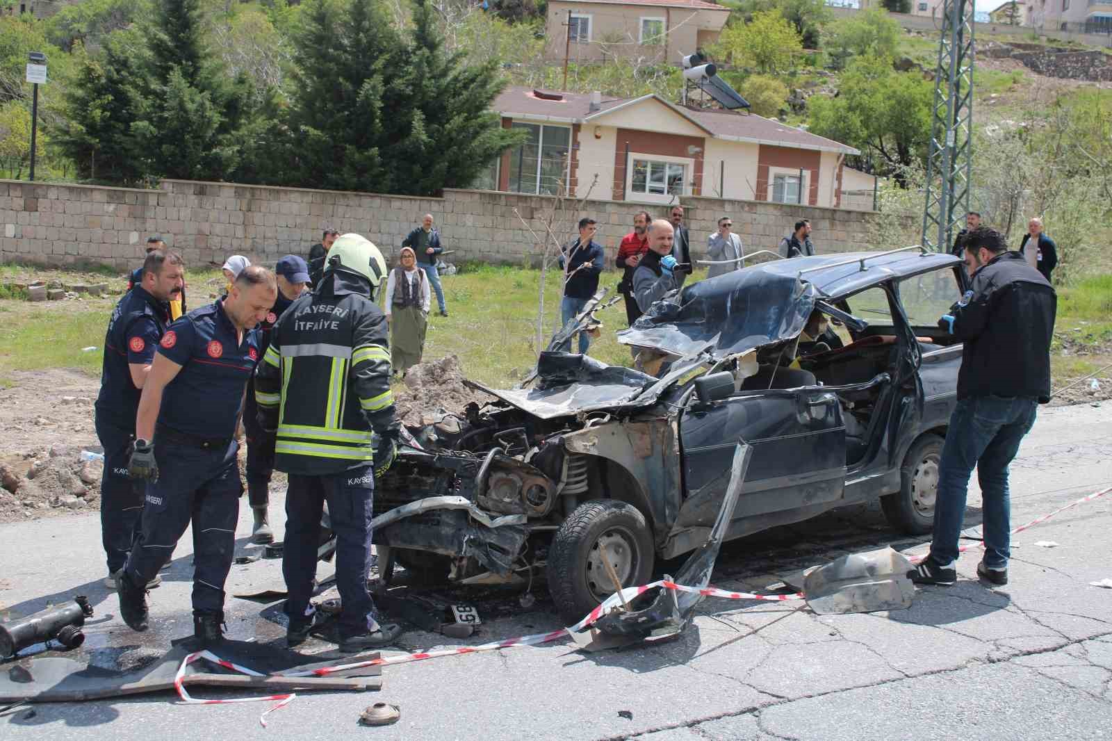 kamyonun altina giren otomobildeki anne oldu oglu agir yaralandi 6 mmMiSnFB
