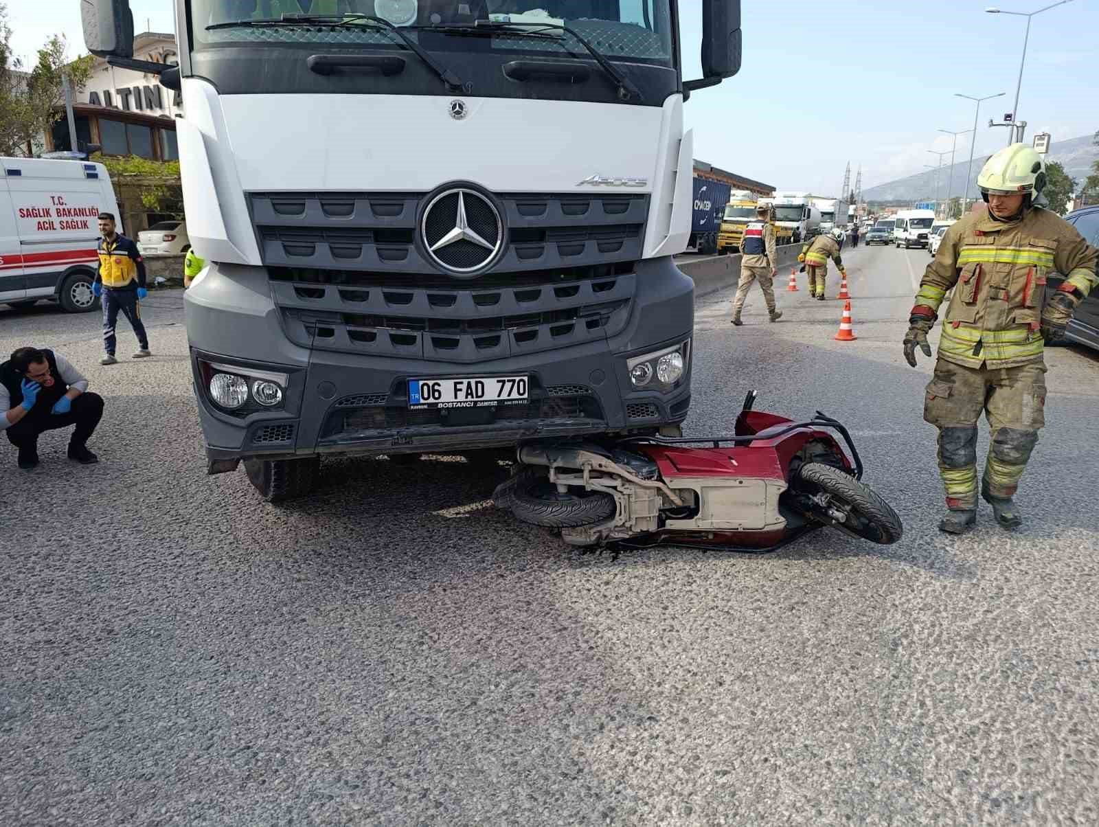 kamyonun altinda kalarak ezilen motosikletin surucusu hayatini kaybetti 0