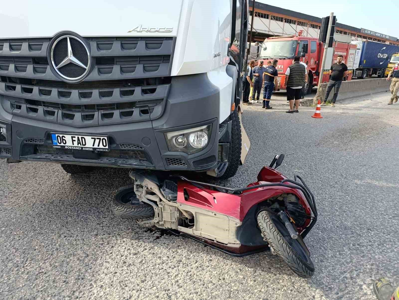 kamyonun altinda kalarak ezilen motosikletin surucusu hayatini kaybetti 1 P4Cz6zuW