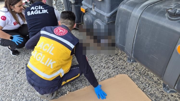 kamyonun altinda kalarak ezilen motosikletin surucusu hayatini kaybetti 2