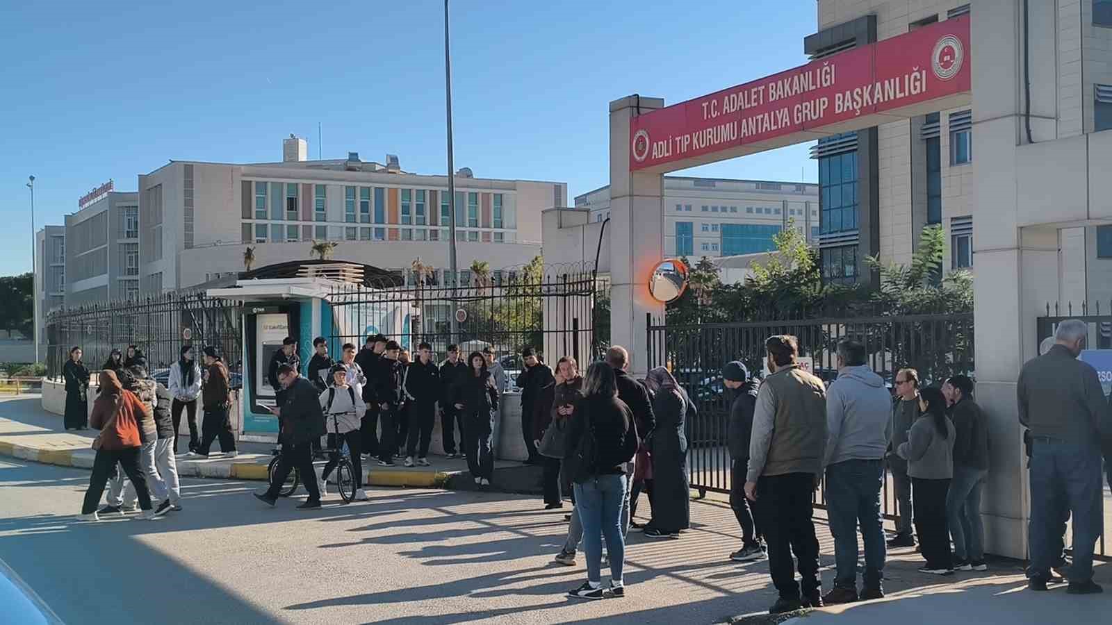 Kamyonun altında kalarak hayatını kaybeden lise öğrencisinin cenazesi teslim alındı 7 kamyonun altinda kalarak hayatini kaybeden lise ogrencisinin cenazesi teslim alindi 3