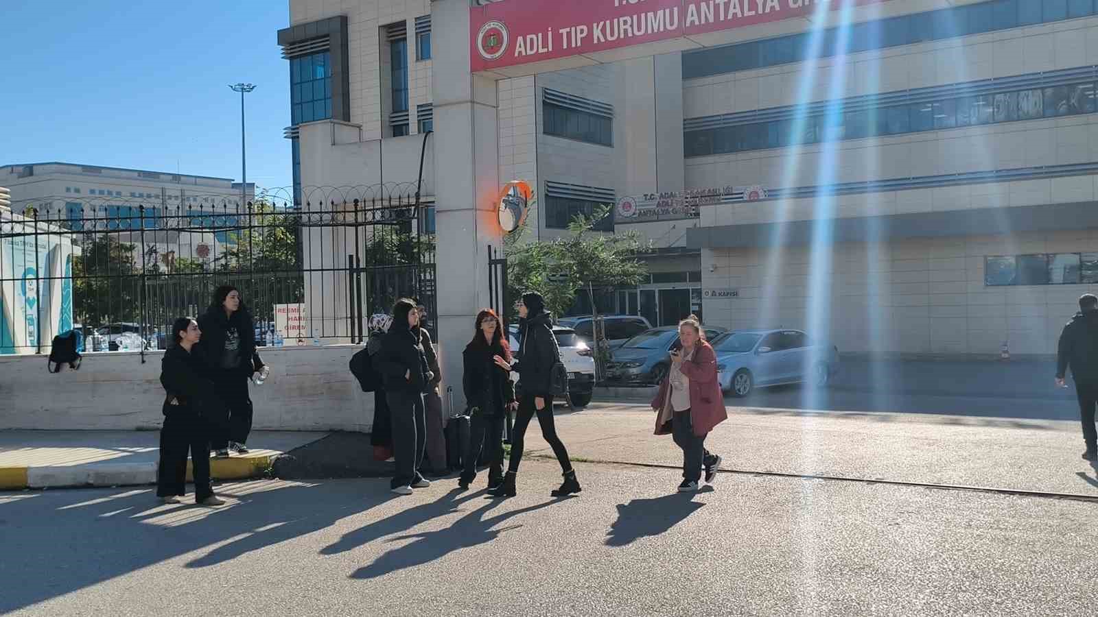Kamyonun altında kalarak hayatını kaybeden lise öğrencisinin cenazesi teslim alındı 10 kamyonun altinda kalarak hayatini kaybeden lise ogrencisinin cenazesi teslim alindi 6 1Vdkn2t3