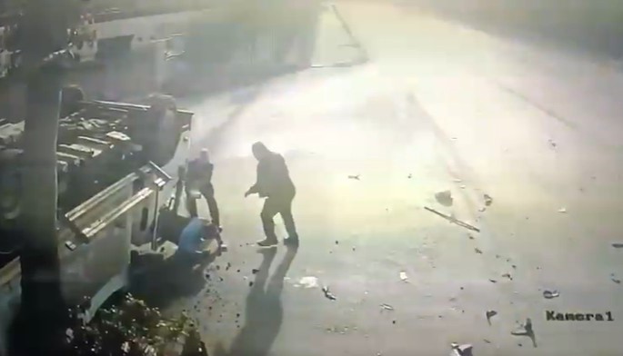 kamyonun arkadan carptigi cop kamyonu devrildi 1i agir 3 isci yaralandi 2 NLZJz26r