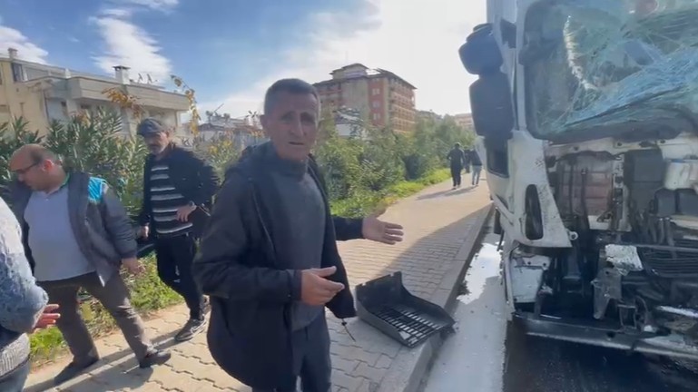 kamyonun arkadan carptigi cop kamyonu devrildi 1i agir 3 isci yaralandi 3 iShW6AdM